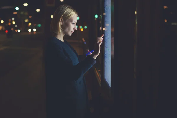 Vrouw met behulp van touch-gevoelige display op straat — Stockfoto