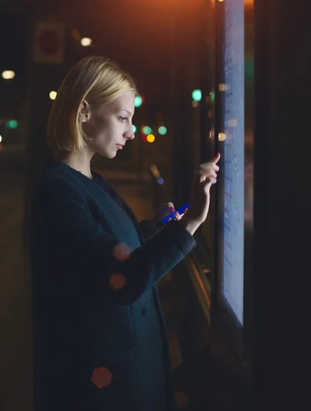 Vrouw met behulp van touch-gevoelige display op straat — Stockfoto