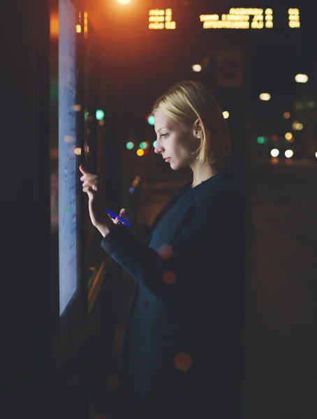 Female using tourist self service — Stock Photo, Image