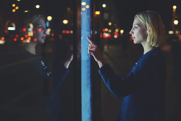 Female using tourist self service — Stock Photo, Image