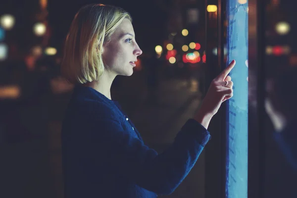 Vrouw met behulp van toeristische self-service — Stockfoto