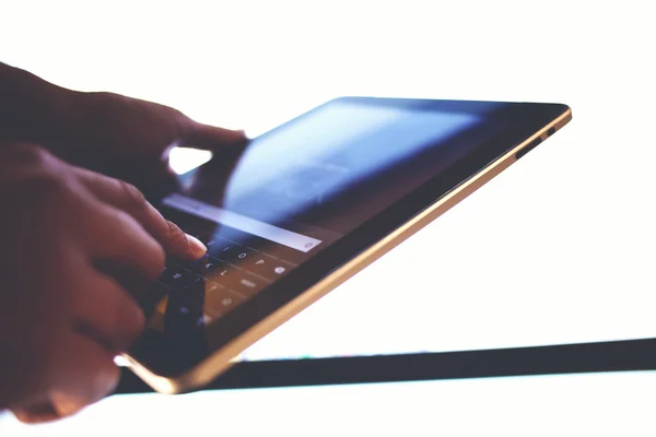 Mãos masculinas tocando tela tablet digital — Fotografia de Stock