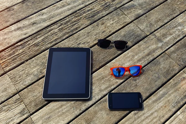Tableta digital, teléfono inteligente y gafas de sol — Foto de Stock
