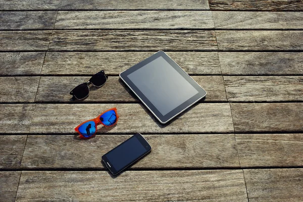 Digitales Tablet, Smartphone und Sonnenbrille — Stockfoto