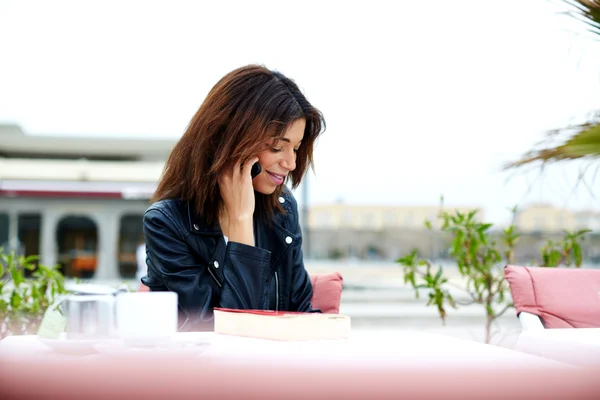 Jeune femme parlant sur téléphone mobile — Photo