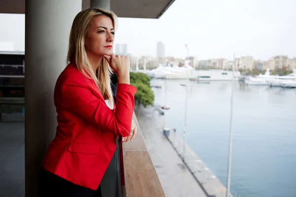 Successful woman standing in exterior — Stock Photo, Image