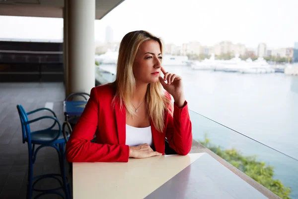 Businesswoman sitting at outdoors coffee shop — Stock Photo, Image