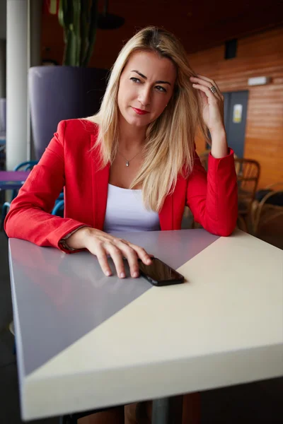 Businesswoman sitting in cafe with smartphone — 스톡 사진