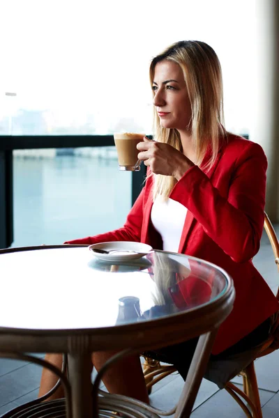 Привлекательная деловая женщина на кофе-брейке — стоковое фото