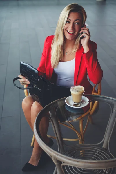 Mujer de negocios hablando por teléfono móvil —  Fotos de Stock