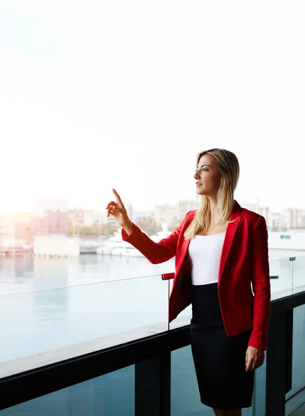 Woman calling for someone — Stock Photo, Image