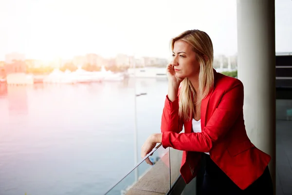 Mujer de negocios mirando desde un balcón de oficina — Foto de Stock