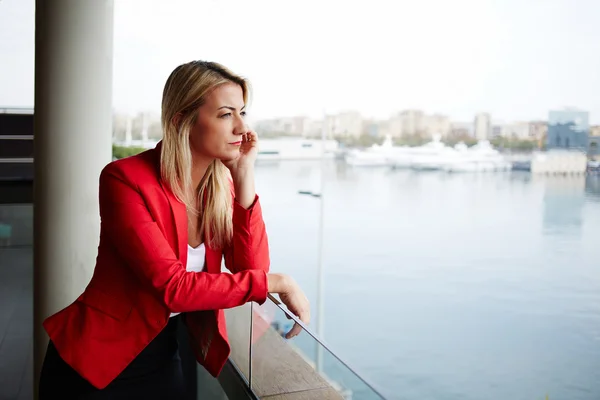 Zakenvrouw kijken uit een office-balkon — Stockfoto