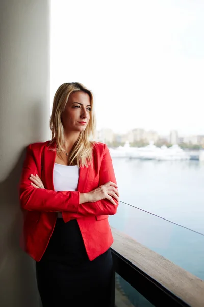 Geschäftsfrau blickt von einem Bürobalkon — Stockfoto