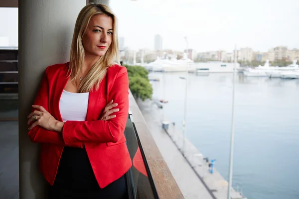 Bir office balkon dışarı arayan iş kadını — Stok fotoğraf