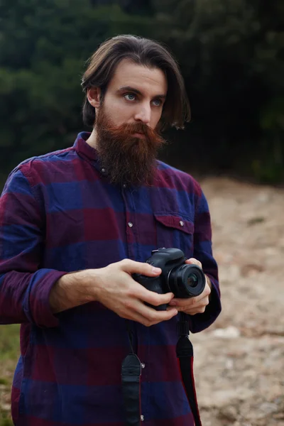 Hombre tomando fotos con cámara digital — Foto de Stock