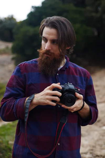 Мужчина фотографируется с цифровой камерой — стоковое фото