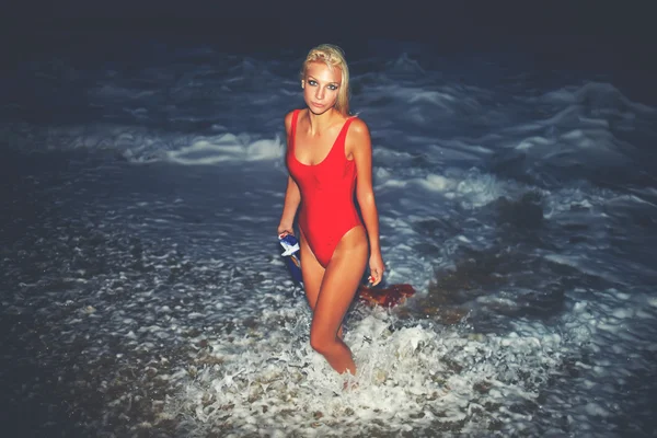 Sexy Modell posiert am Strand in der Nacht — Stockfoto