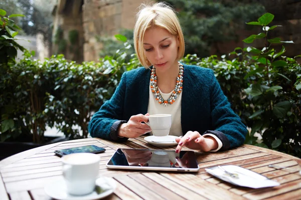 Business woman while coffee break — стоковое фото