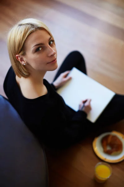 Woman drawing on the paper — Stock Photo, Image