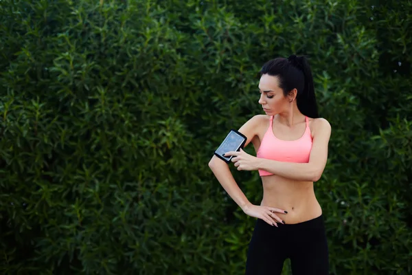 Vrouw maakt zich klaar voor de training — Stockfoto