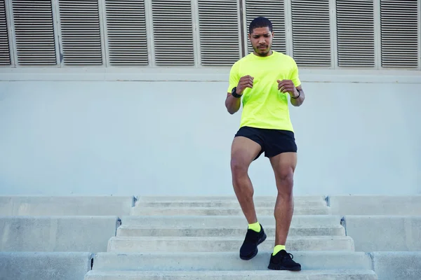 Hombre corriendo escaleras abajo — Foto de Stock