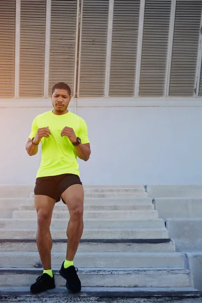 Hombre corriendo escaleras abajo — Foto de Stock