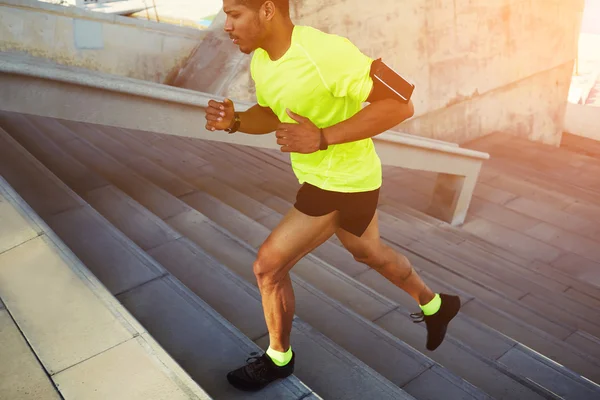 merdivenlerden yukarı koşan adam