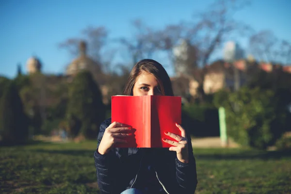 Kırmızı kitap'ın genç kadınla — Stok fotoğraf