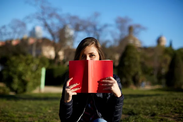 빨간 책을 가진 젊은 여자 — 스톡 사진