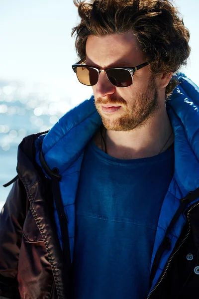 Young traveler hipster man in sunglasses — Stock Photo, Image