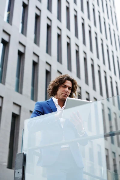 Businessman using touchpad browsing outdoors — Zdjęcie stockowe