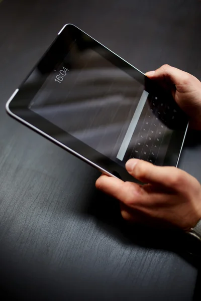 As mãos do homem usando um tablet digital — Fotografia de Stock