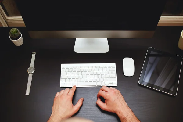 Top view of workplace with man — Stockfoto