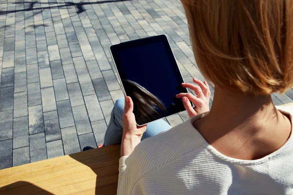 Businesswoman freelancer working on tablet — Stok fotoğraf