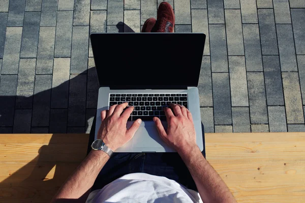Om de afaceri freelancer care lucrează pe computerul său — Fotografie, imagine de stoc