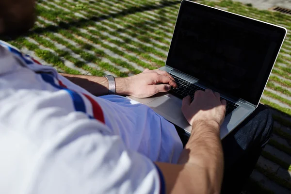 Businessman freelancer working on his computer — Stock Photo, Image