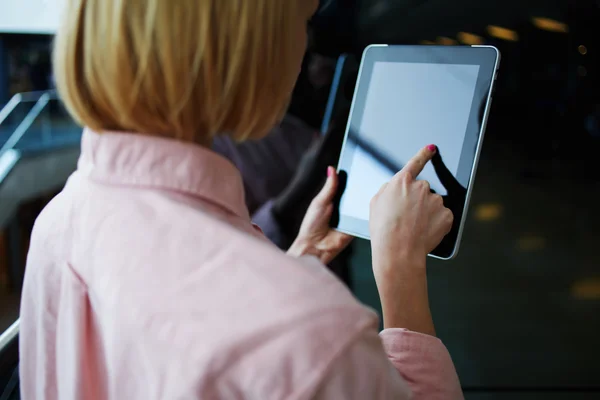 Persona femenina usando tableta digital — Foto de Stock