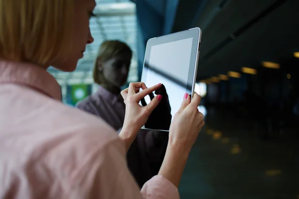 Vrouwelijke persoon met behulp van digitale Tablet PC — Stockfoto