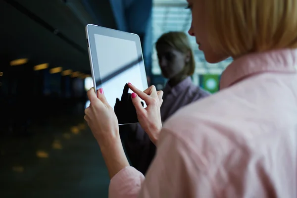 Female person using digital tablet — Stock Photo, Image