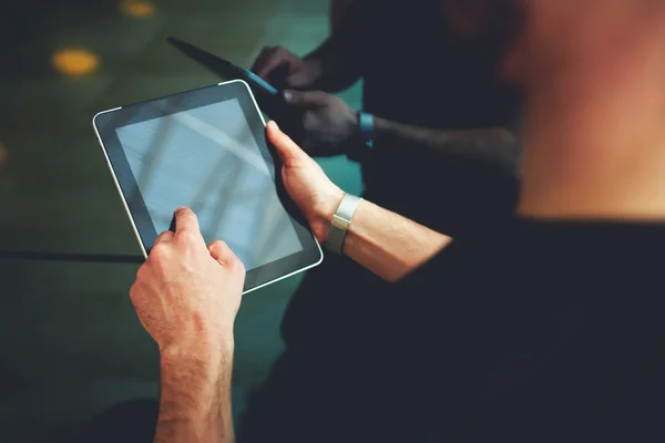 Männliche Person mit digitalem Tablet — Stockfoto