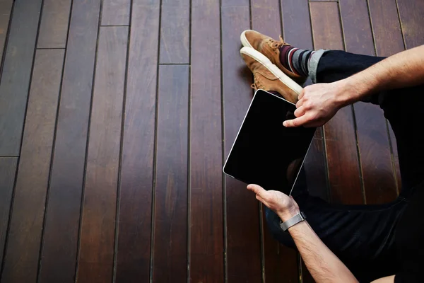 Pessoa masculina usando tablet digital — Fotografia de Stock
