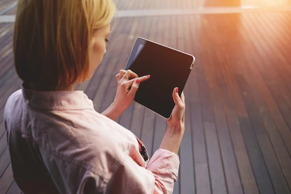 Étudiante assise avec tablette — Photo