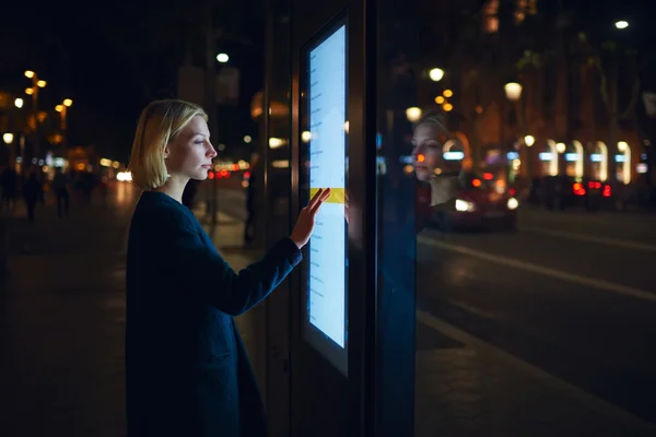 Жінка торкається чутливого екрану Стокова Картинка
