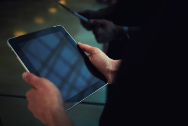 erkek kişi dijital tablet kullanma