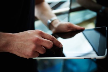 erkek kişi dijital tablet kullanma