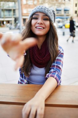 kafede oturan büyüleyici güzel kız