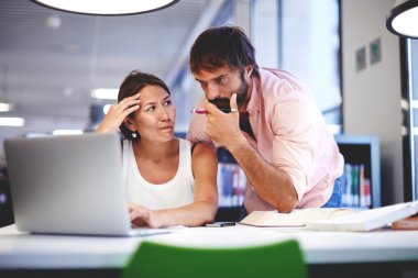 Ofis çalışanları tartışıyor
