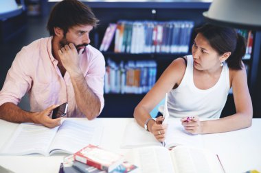 Öğrenciler eğleniyor Kitaplığı'nda