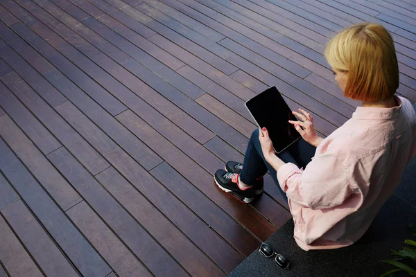 Studentin sitzt mit Tablet — Stockfoto